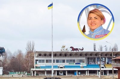 Stannar hos hästarna på travbanan i Kiev